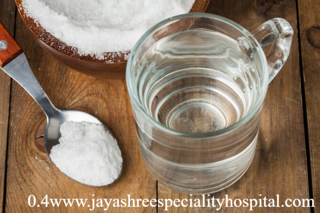 5 Manfaat Kumur Air Garam untuk Kesehatan Gigi dan Mulut